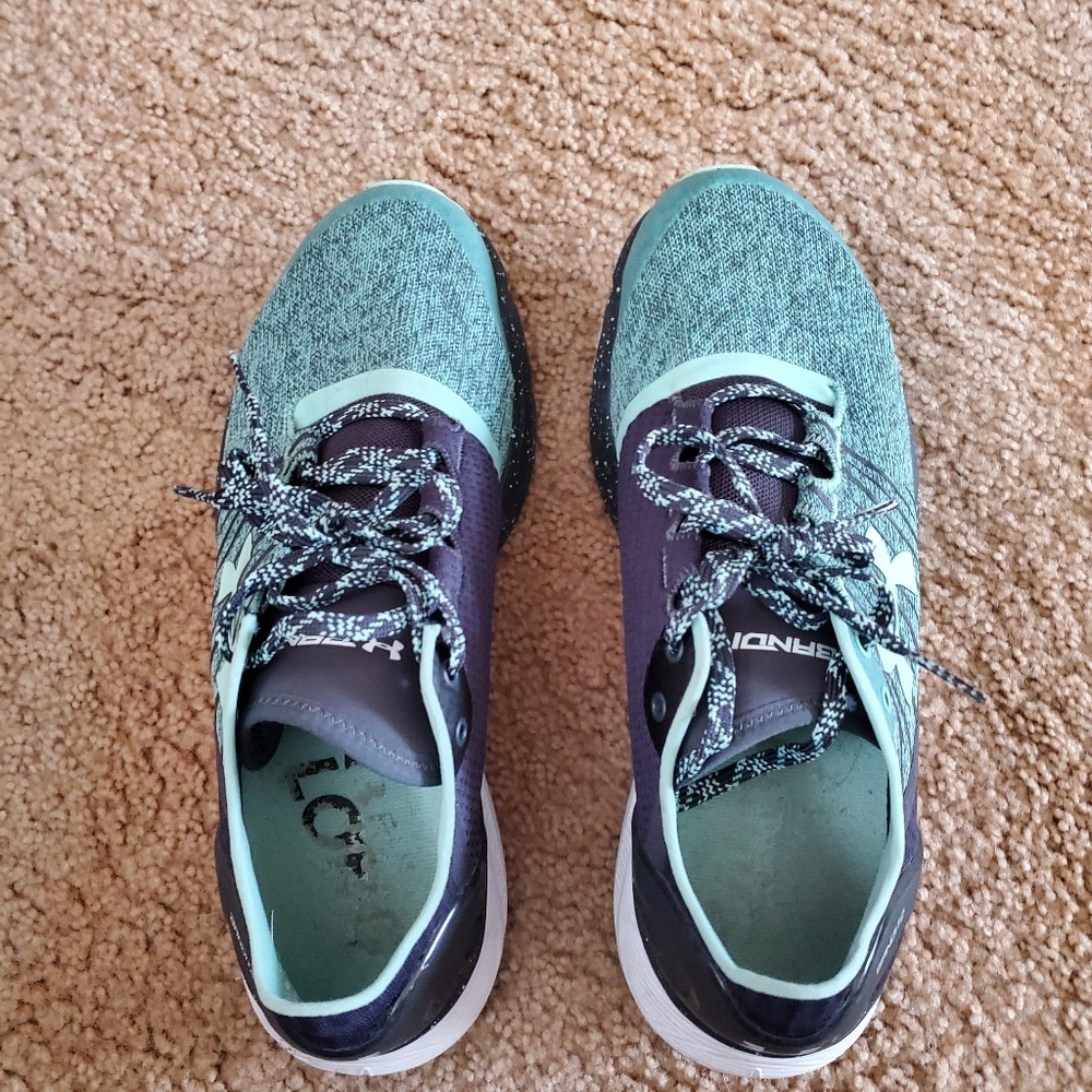 Tennis shoes